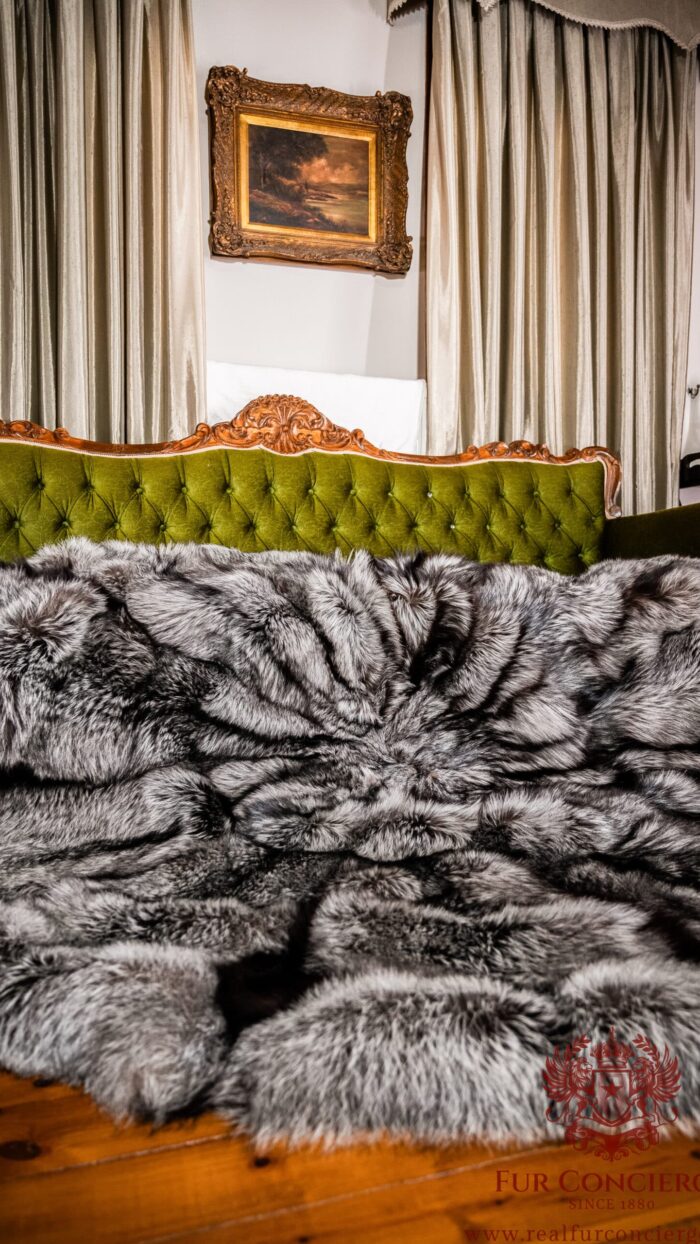 Venice | Real Luxurious Norwegian Saga Silver Fox Round Fur Throw-Rug