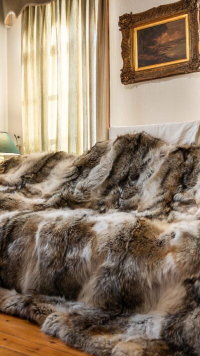 Venosa | Real Luxurious American Saga Coyote Fur Blanket–Throw